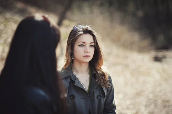 Dos chicas opuestas en un parque de otoño — Foto de Stock