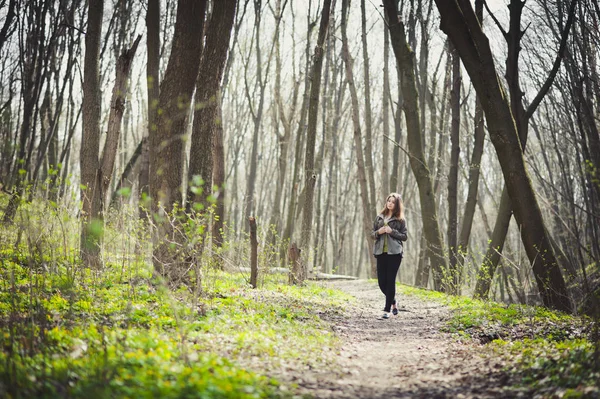 Uma menina está andando no parque — Fotografia de Stock