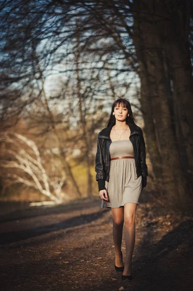 Ein Mädchen spaziert im Park — Stockfoto