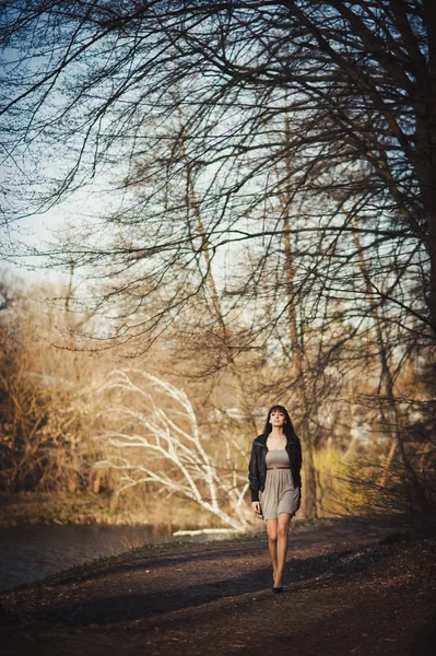 Una chica está caminando en el parque — Foto de Stock