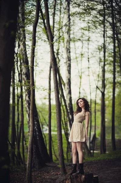 Ein Mädchen spaziert im Park — Stockfoto