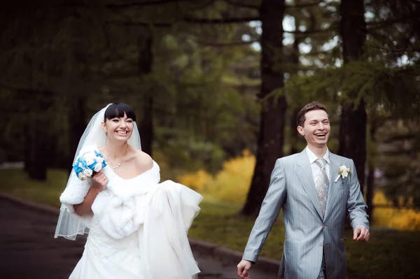 Свадебная пара на прогулке в парке — стоковое фото