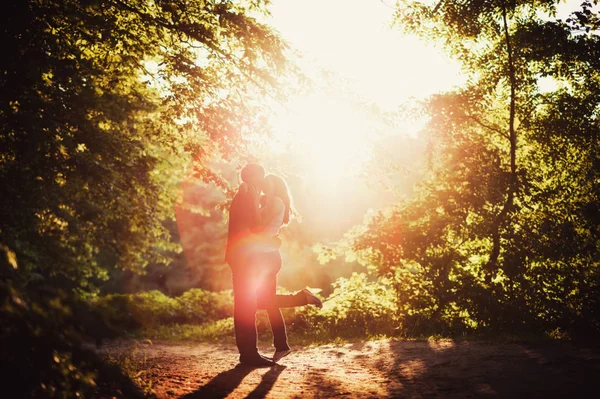 Birbirine aşık çiftler parkta yürürler.