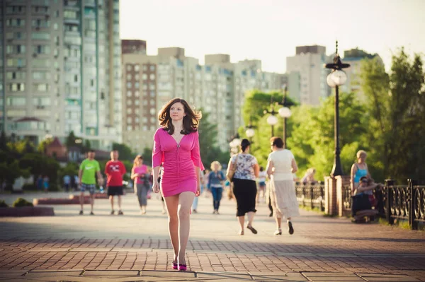 Mädchen in rosa Kleid läuft durch die Stadt — Stockfoto