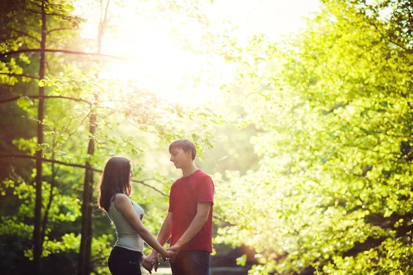 Zamilovaný pár na procházce v parku — Stock fotografie