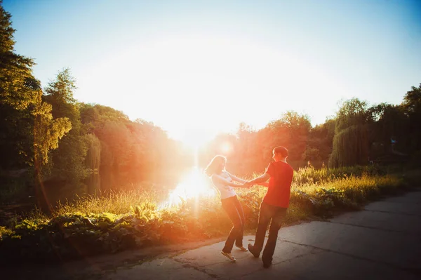 Birbirine aşık çiftler parkta yürürler. — Stok fotoğraf