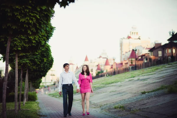 Pareja enamorada caminando por la ciudad —  Fotos de Stock