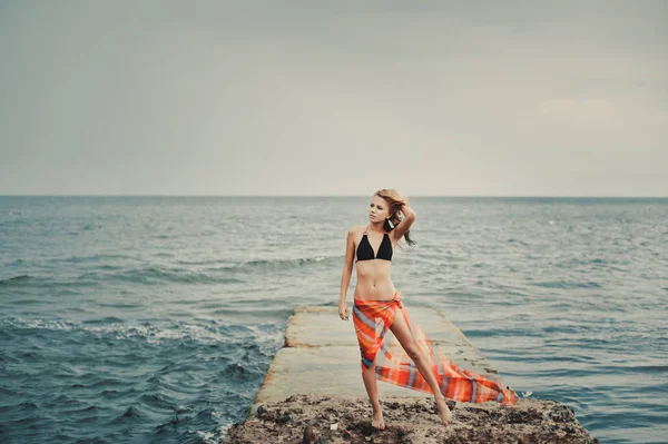 Bir kız bir mayo bir iskele üzerinde