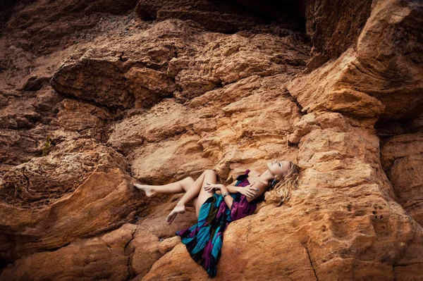 Menina em um vestido em uma rocha — Fotografia de Stock