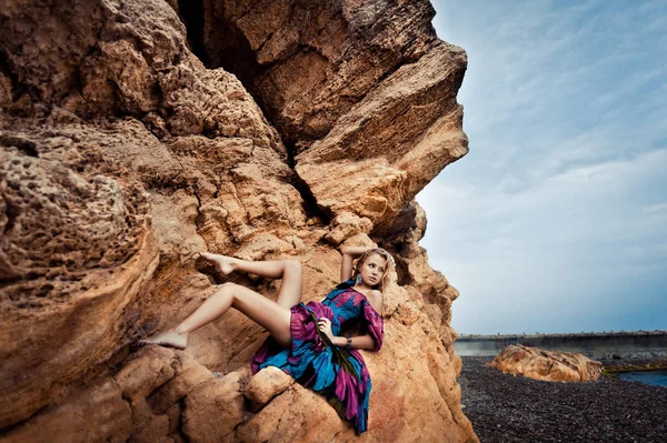 Κορίτσι σε ένα φόρεμα σε βράχο — Φωτογραφία Αρχείου
