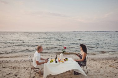 Aşık çift su ile akşam yemeği için toplandı