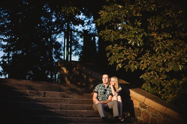 Ett älskande par sitter på trappan — Stockfoto