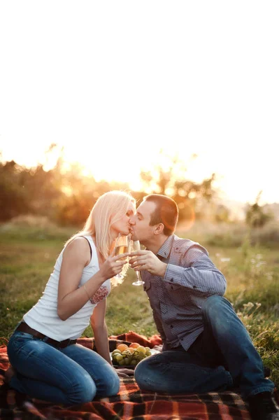 ピクニック公園で愛のカップル — ストック写真