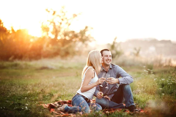 Par i kärlek vid en picknick park — Stockfoto