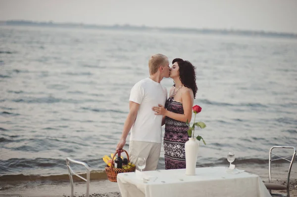 Par i kärlek samlades för att äta middag vid vattnet — Stockfoto