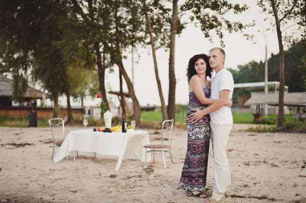 Pár v lásce shromáždili na večeři u vody — Stock fotografie