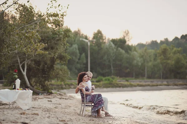 Pareja enamorada reunida para cenar junto al agua — Foto de Stock