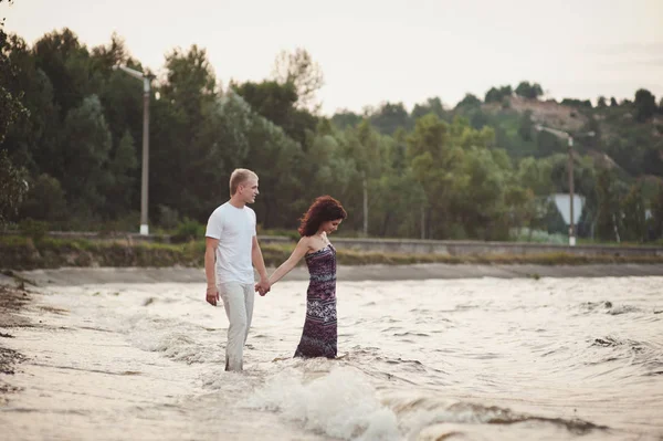 Pár v lásce na břehu řeky — Stock fotografie