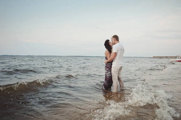 Pareja enamorada en la orilla del río — Foto de Stock