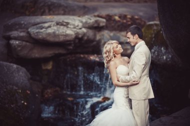 Şelale, beyaz elbiseler Düğün çifti