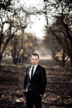 Parkta bir yürüyüş için etkileyici damat