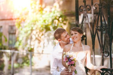 Güzel aşık evlilik çift bir yürüyüş