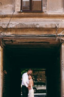 Gönül düğün çift bahçede bir yürüyüş için