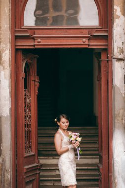 Esmer gelin evin girişinde duruyor