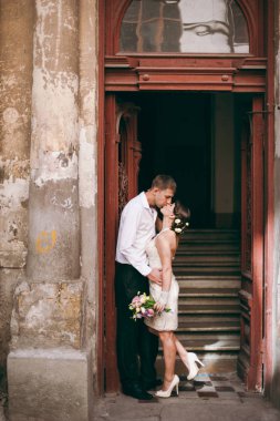 Gönül düğün çift bahçede bir yürüyüş için