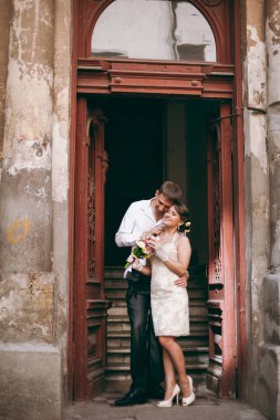 Gönül düğün çift bahçede bir yürüyüş için