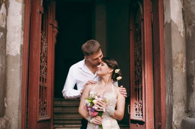 Gönül düğün çift bahçede bir yürüyüş için