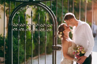 Güzel aşık evlilik çift bir yürüyüş