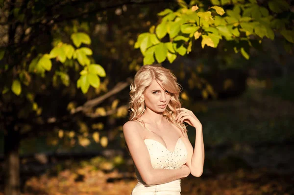 Blond Panna Młoda w białej sukni w nasłoneczny park — Zdjęcie stockowe