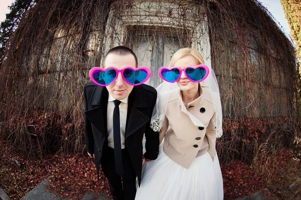 Veselé svatební pár v brýlích v podobě srdce — Stock fotografie