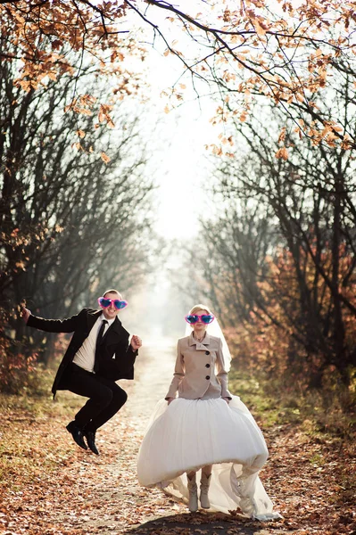 Svatební pár na procházce v parku — Stock fotografie