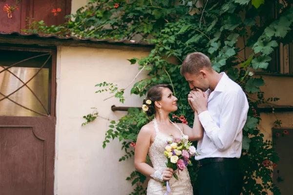 Vackra förälskad bröllopsparet på en promenad — Stockfoto