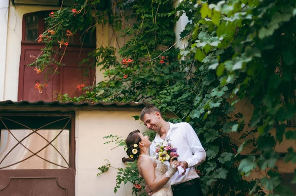 Hermosa pareja de boda enamorada en un paseo — Foto de Stock