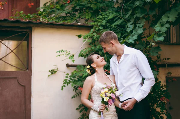 Güzel aşık evlilik çift bir yürüyüş