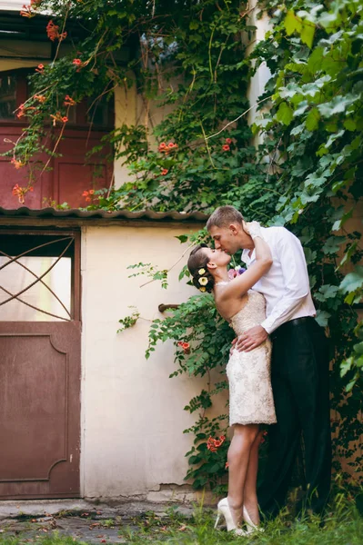 Schönes verliebtes Hochzeitspaar auf einem Spaziergang — Stockfoto