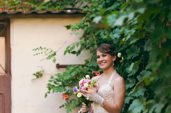 Sposa bruna al muro con foglie di tessitura — Foto Stock