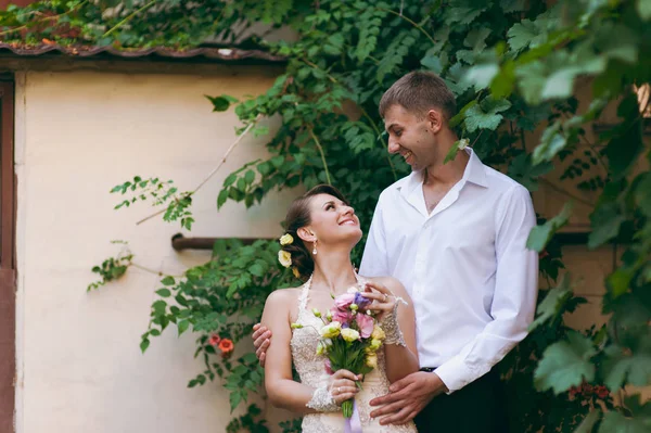 Güzel aşık evlilik çift bir yürüyüş