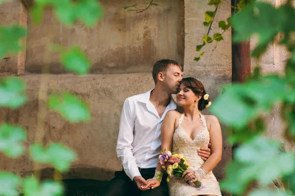 Casal encantado bonito em uma caminhada — Fotografia de Stock