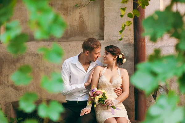 Vackra förälskad bröllopsparet på en promenad — Stockfoto