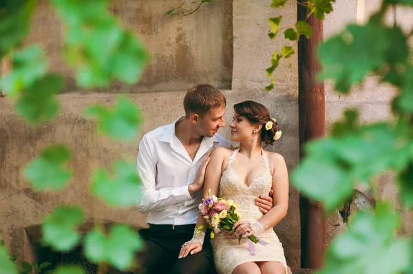 Hermosa pareja de boda enamorada en un paseo — Foto de Stock