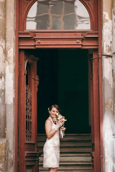 Bruna sposa si trova all'ingresso della casa — Foto Stock