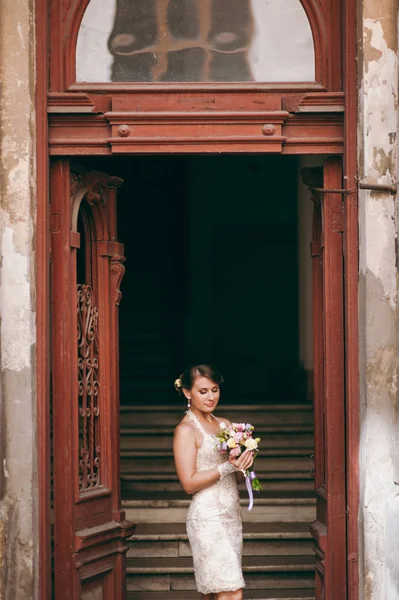 Esmer gelin evin girişinde duruyor