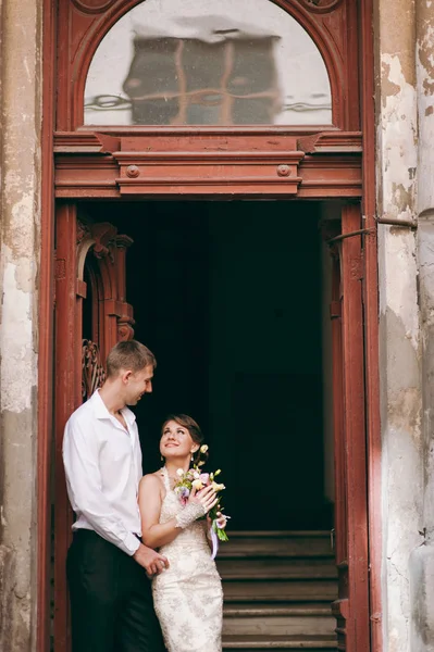 Verliebtes Hochzeitspaar auf dem Hof — Stockfoto