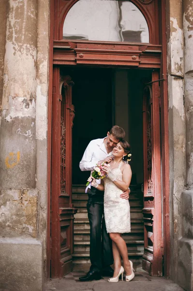 Gönül düğün çift bahçede bir yürüyüş için