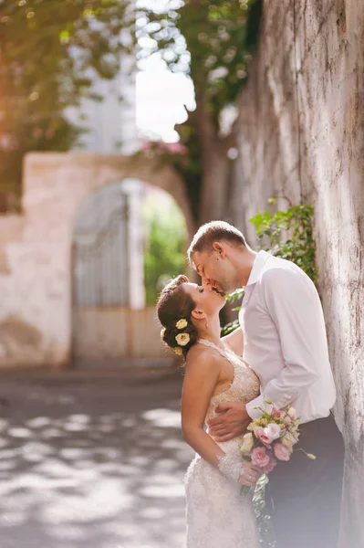 Beau couple amoureux de mariage sur une promenade — Photo