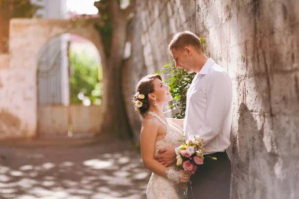 Schönes verliebtes Hochzeitspaar auf einem Spaziergang — Stockfoto